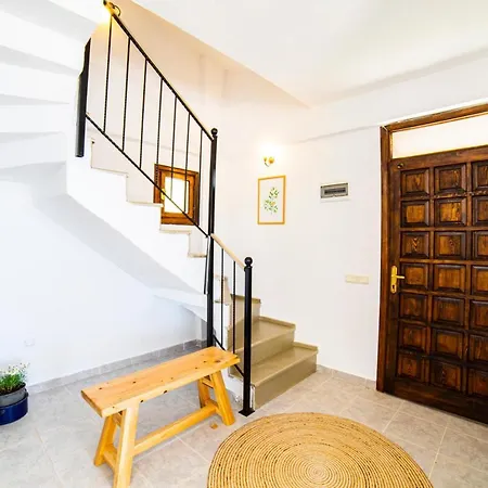 Mira Kalkan -close To Center- Vila *